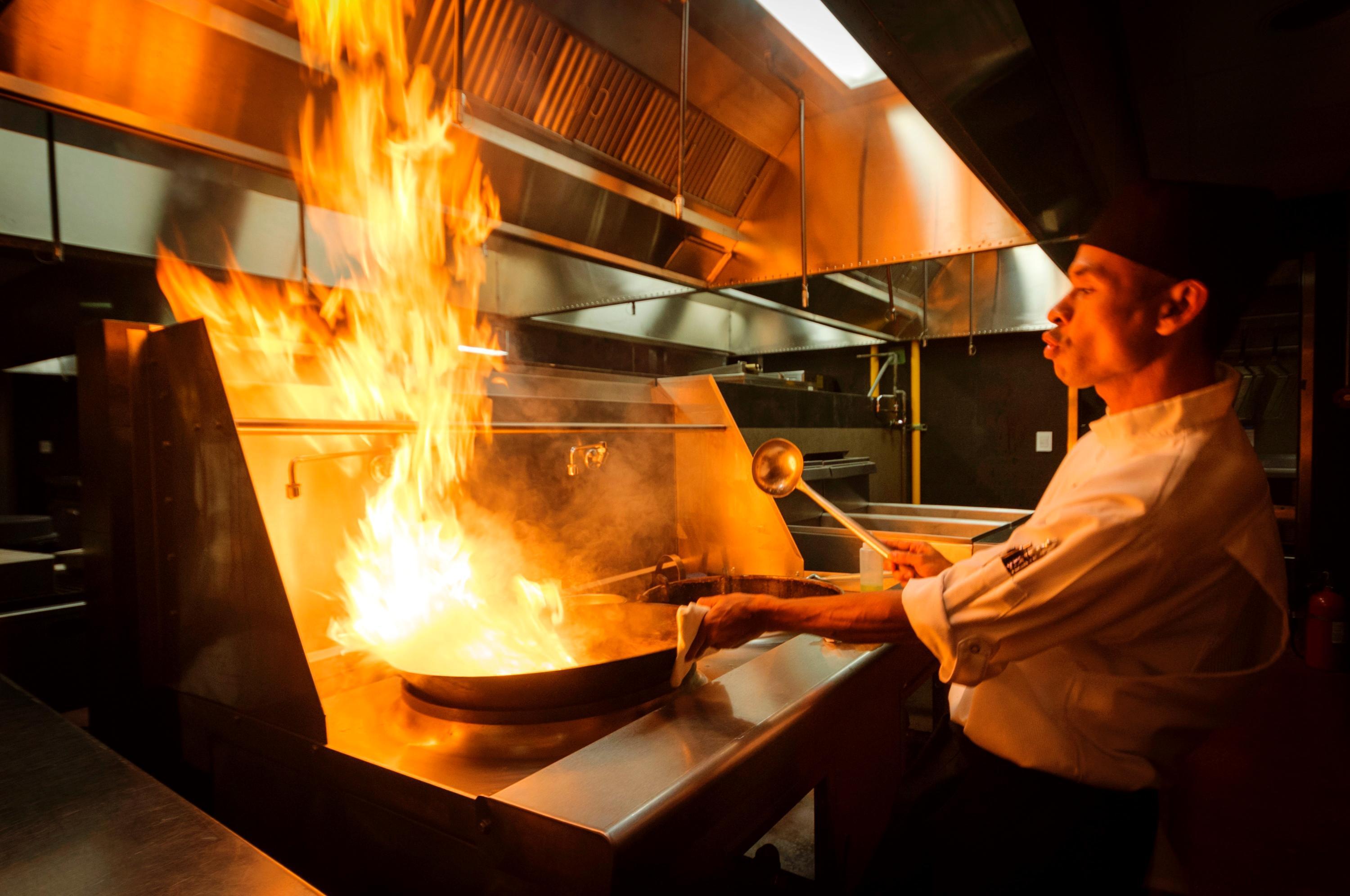 Palacio Mundo Imperial Riviera Diamante Ακαπούλκο Εξωτερικό φωτογραφία A chef cooking with a flaming skillet