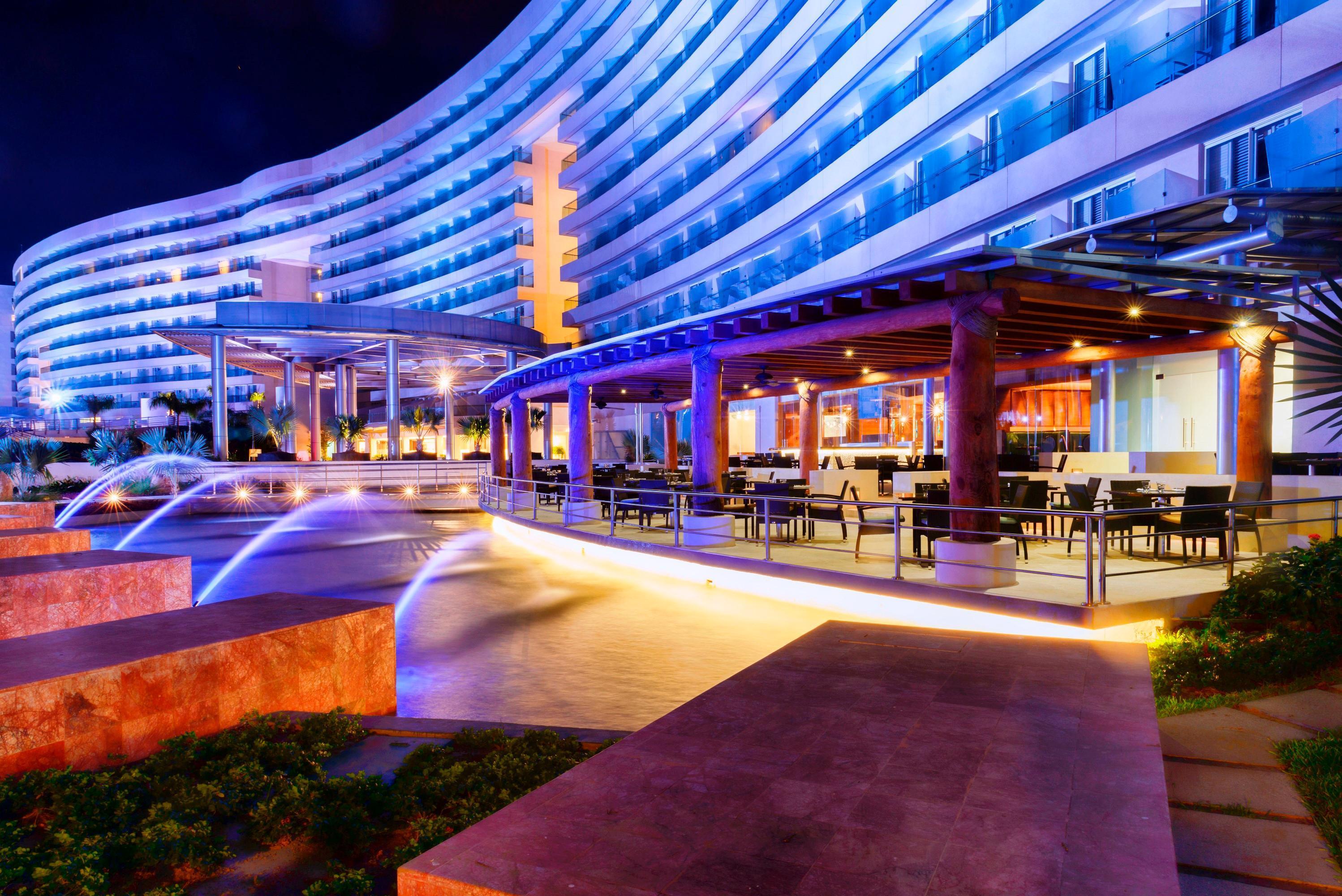 Palacio Mundo Imperial Riviera Diamante Ακαπούλκο Εξωτερικό φωτογραφία The resort at night