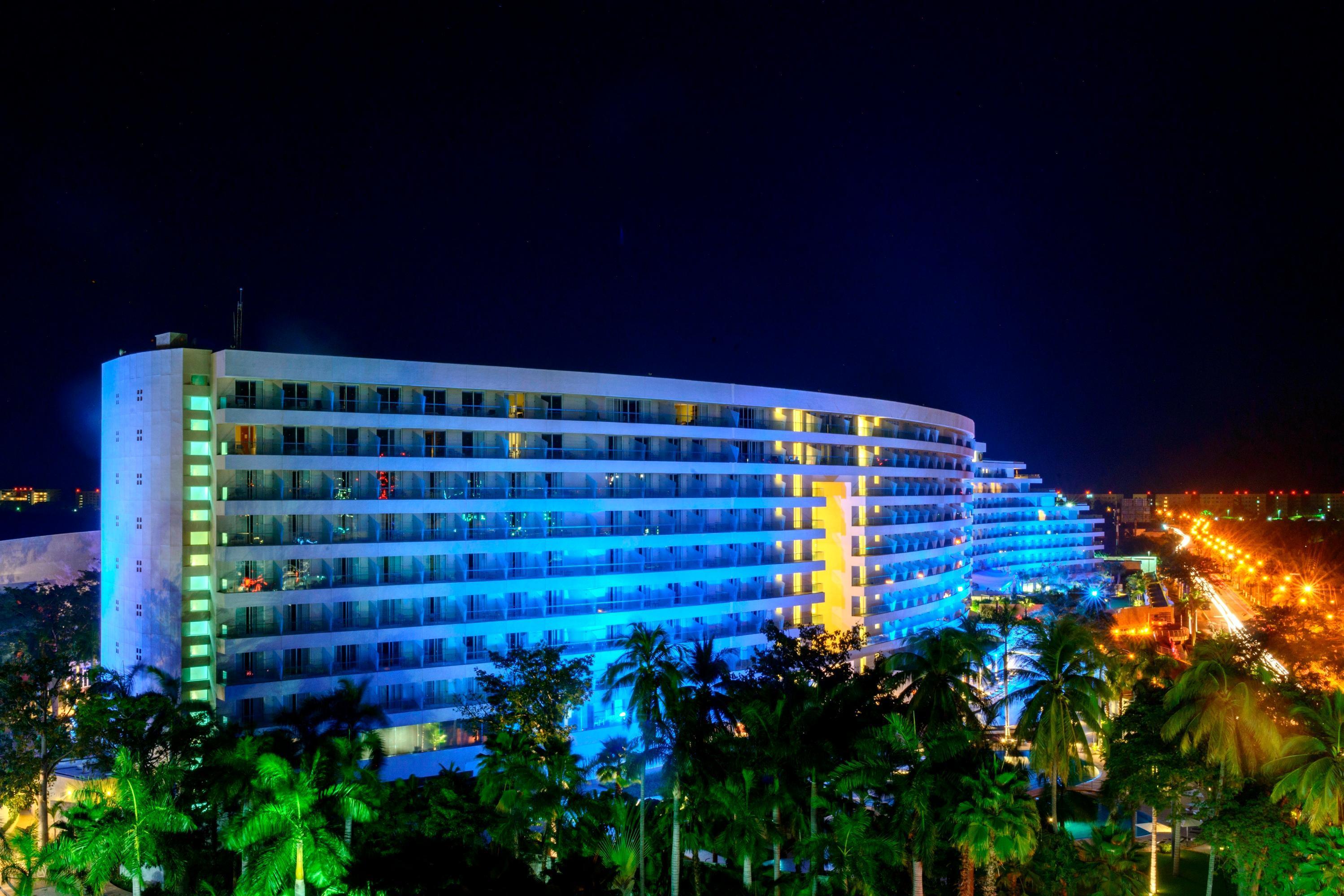 Palacio Mundo Imperial Riviera Diamante Ακαπούλκο Εξωτερικό φωτογραφία The hotel at night