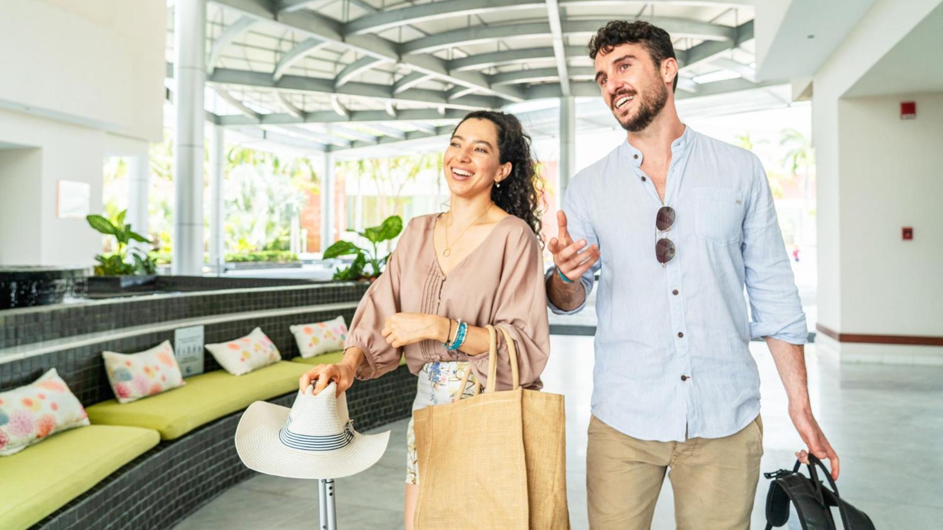 Palacio Mundo Imperial Riviera Diamante Ακαπούλκο Εξωτερικό φωτογραφία A couple shopping