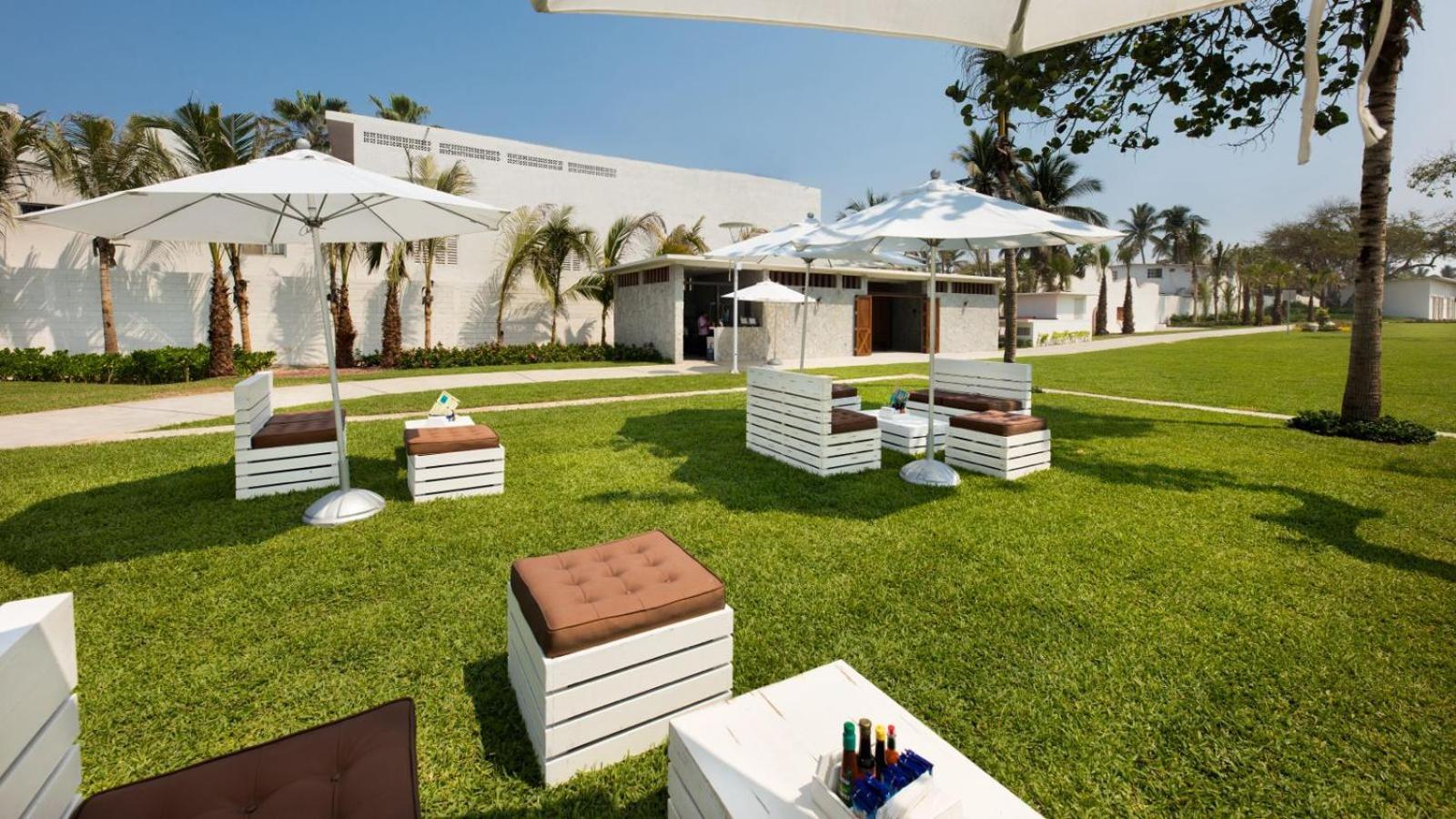 Palacio Mundo Imperial Riviera Diamante Ακαπούλκο Εξωτερικό φωτογραφία The lawn at the Jumeirah Beach Hotel